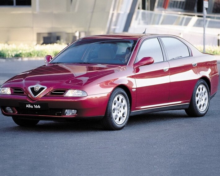 Alfa Romeo 166 front view