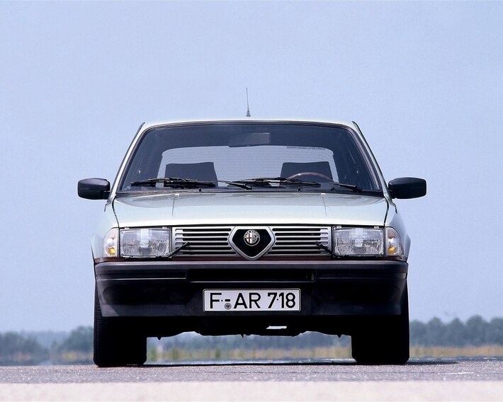 Alfa Romeo 33 front view