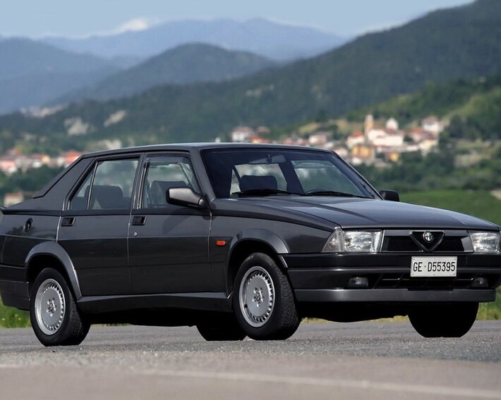 Alfa Romeo 75 interior