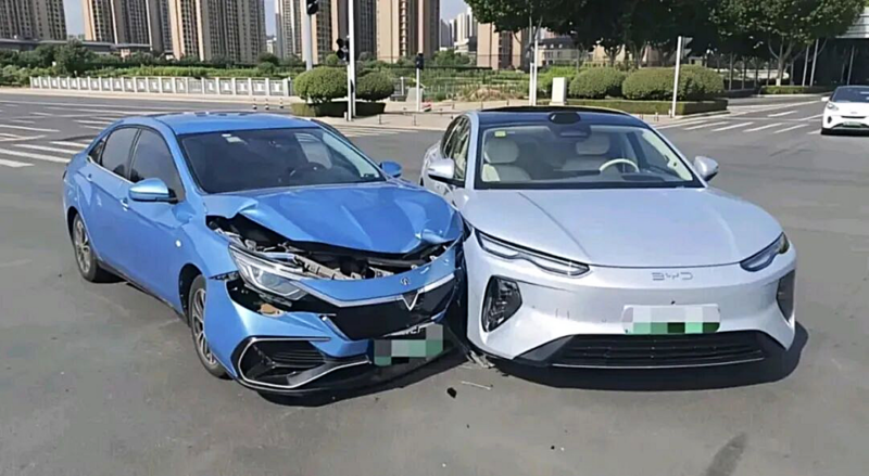 BYD Seal 08 Escapes with Minor Fender Scuffs After Collision with Venucia D60 EV Plus — Structural Integrity Under the Spotlight