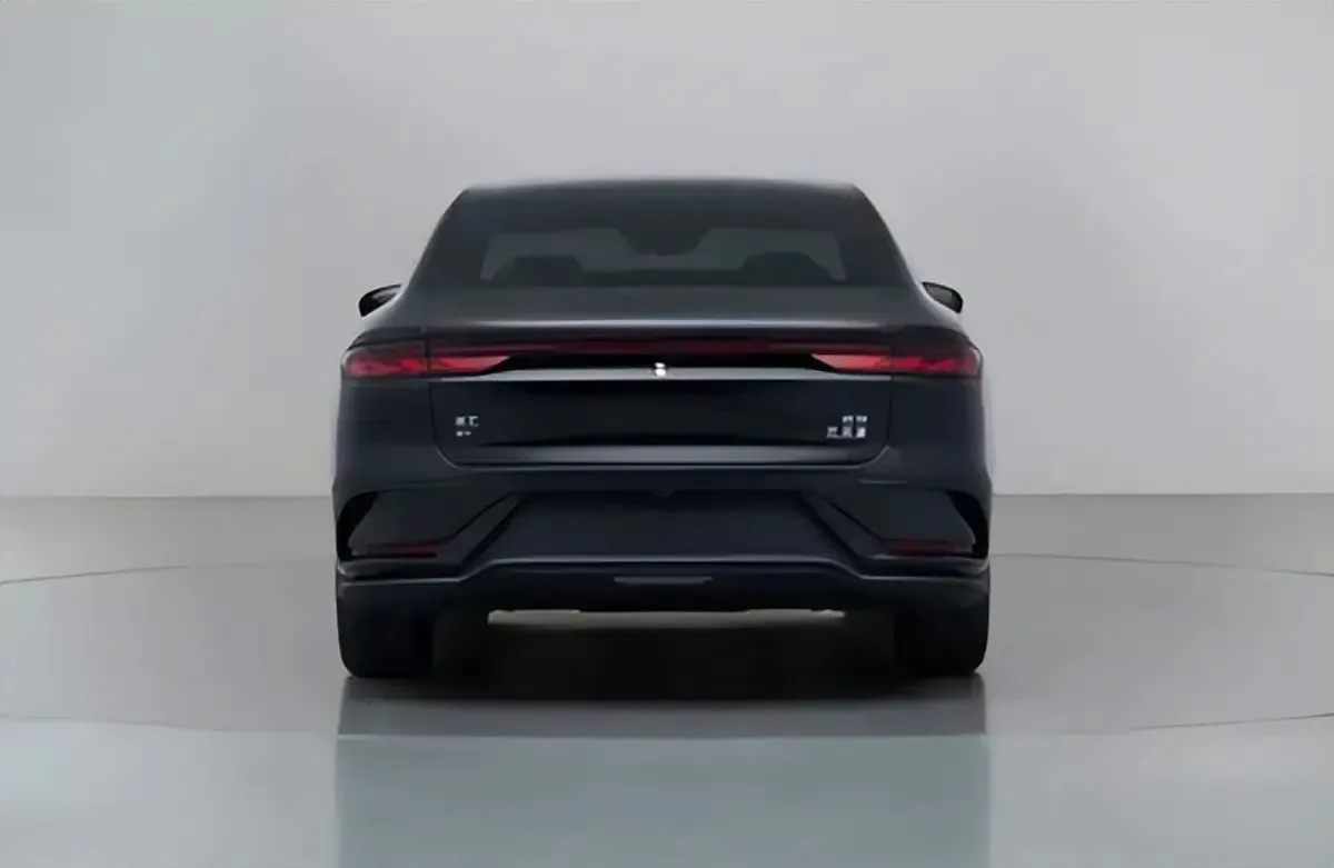 2026 BYD e9 Arxa Görünüş